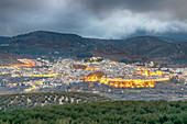 Priego de Cordoba zur baluen Stunde, umgeben von Olivenhainen, Priego de Cordoba, Provinz Cordoba, Andalusien, Spanien