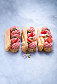 Eclairs mit Erdbeercreme und karamellisierten Pistazien