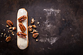 Vanille-Eclair mit karamellisierten Pecannüssen