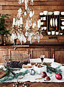 Rustikaler, weihnachtlicher Esstisch vor Bretterwand mit Tellerboard