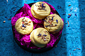 Cookies with a glaze and edible flowers
