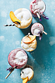 Verschiedene Ice Cream Floats mit Früchten und Lavendel