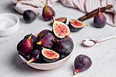 Fresh figs in a bowl