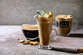 Dalgona Coffee serviert mit Honeycomb