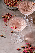 Rosa Champagner-Cocktail mit getrockneten Rosenblüten