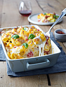 Pasta bake with tomatoes, bacon and basil