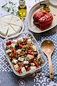 Farro-Salat mit Feta, Paprika und Oliven in Lunchbox zum Mitnehmen