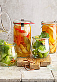 Senfgurken und Mixed Pickles in Gläsern