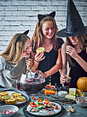 Lachende Mädchen bei der Halloweenparty