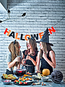 Lachende Mädchen bei der Halloweenparty