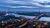 Düsseldorf, beleuchtet in der Abenddämmerung, Nordrhein-Westfalen, Deutschland