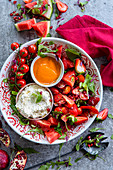 Tomatensalat mit Erdbeeren und Melone, dazu Paprika- und Fetadip