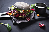 Veganer Asia-Burger mit Pulled Jackfruit, Asia-Blattsalaten und Kichererbsen