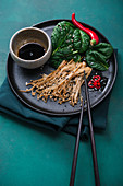 Gebackene Enoki-Pilze mit Misome-Salat und scharfem Soja-Chili-Dressing