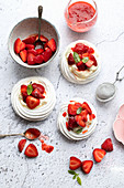 Baisernester mit Erdbeeren und Erdbeersauce