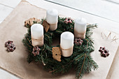 DIY-Adventskranz mit Tannenzweigen, Plätzchen und weißen Kerzen
