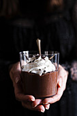 Schokoladenmousse mit Sahnehaube im Glas
