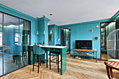 Apartment mit offenem Wohnraum und Farbkonzept in Türkis