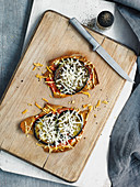 Auberginen-Minipizzen mit geriebenem Mozzarella