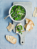 Saubohnen-Pfefferminz-Salat mit Parmesan