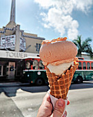 Kubanisches Eis: Vanille-Guaven-Eis in Waffeltüte, Little Havana, Miami, USA