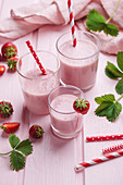 Vegan strawberry yogurt shakes