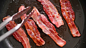Bacon in einer Pfanne anbraten