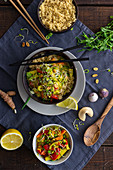 Vegetarisches Curry mit Gemüse und Sprossen dazu Couscous
