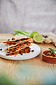 Jackfruit-Quesadillas mit schwarzen Bohnen, Mais und Kokosjoghurt