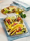 Tacos mit Hackfleisch, Avocado und Erbsencreme