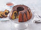 Biskuit-Marmorkranzkuchen mit Schokoladenglasur