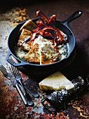 Kartoffel-Schnittlauch-Brot mit Käse, Ahornsirup und knusprigem Bacon