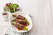 Beef rolls with green asparagus