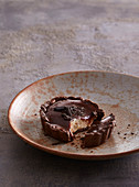 Schokoladentörtchen mit Salzkaramell auf Teller