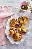 Chocolate knots with pistachios