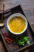Dal-Suppe mit getrockneten Chilis (Indien)