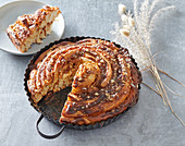 Karamell-Schneckenkuchen mit Nüssen in Backform