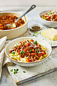 Lammragout mit Tomaten und Oregano auf Bandnudeln