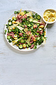 Piccalilli-Salat mit Schinken und Käse