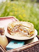 Rustikale Hähnchen-Aprikosen-Pie zum Picknick