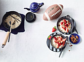 Porridge mit Hafermilch, Pecannüssen und Erdbeeren