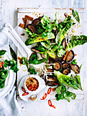 Geschmorter Shiitake-Salat mit Chili-Erdnusssauce