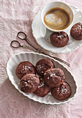 Schokoladen-Cookies mit Karamell und Meersalz zur Tasse Kaffee