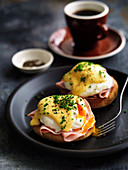 Eggs Benedict auf Toast zum Frühstück
