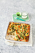 Gemüsegratin 'Primavera' mit Reis und Frühlingsgemüse