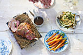 Im Heu gebackene gefüllte Lammkeule, gebratener Blumenkohl mit Kaperndressing und Kümmel-Karotten