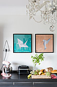 Bilder mit Origami-Vögeln in der Küche mit Kronleuchter