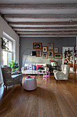 lassischer Stilmix im Wohnzimmer mit Holzboden und Balkendecke