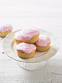 Kokosnuss-Cupcakes mit rosa Glasur