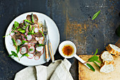 Gekochte Rehschulterscheiben mit Spargel-Radieschen-Salat